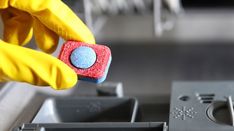 tablet wordt in vaatwasmachine gelegd